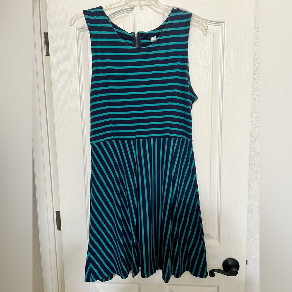 Tank top striped dress! Good conditions. Hits above the knee. (I’m 5’7)